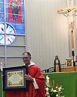 El padre Dominic Briese celebra su aniversario de ordenación sacerdotal