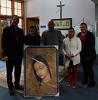 Feligreses reciben imágen de la Virgen