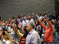 Cientos se reúnen en Congreso Carismático
