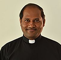 El padre Anil Kumar Kakumanu es asignado a la parroquia de  Our Lady of Lourdes  