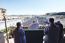 El Papa reza para que la alegría pascual rompa la oscuridad del pecado, la guerra y las luchas
