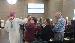 Obispo Solis bendice nueva adición en la escuela de St. Olaf