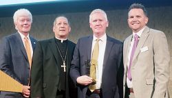 Dream builders ayuda a que Catholic Community Services alimente al hambriento