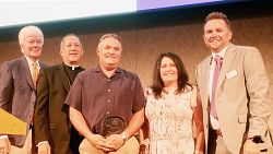 Dream builders ayuda a que Catholic Community Services alimente al hambriento