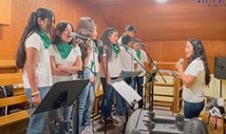 Parroquia de St. Henry y misión de Santa Ana estrenan nuevo coro de nios 

