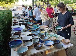 Participantes dicen que Empty Bowls es una manera de dar lo recibido 
