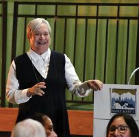 Todos los días hagan la diferencia, dice la Hna. Norma Pimentel durante un evento de los Ministerios de la Santa Cruz
