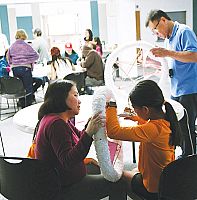 Comunidad Filipina se reune para realizar Estrellas de Belén
