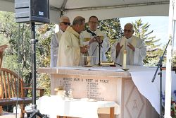 El Obispo Solis honra a los héroes caídos durante la Misa del Memorial Day