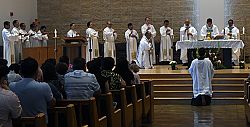 El recién ordenado sacerdote Kenneth Parsad ofrece una Misa de Acción de Gracias