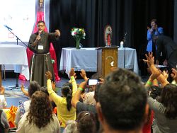Retiro reune a cientos de familias