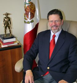 Cónsul de México dedicated to economic success of his country's immigrants to the United States