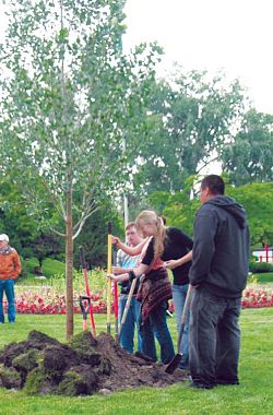 Hundreds of youth participate in interfaith service project