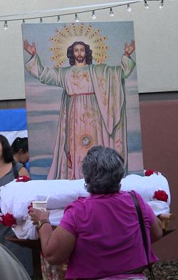 Se reúnen para celebrar al Salvador del Mundo