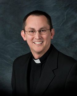El Padre Evans es asignado a la parroquia de St. Thomas More