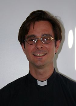 El Padre  Dinsdale guiará la Parroquia Blessed Sacrament