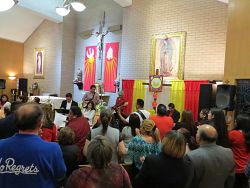 Cientos se reunen para celebrar la vigilia de Pentecostés en San Pedro y San Pablo
