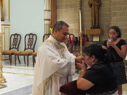 El padre Jorge Martinez celebra su ordenación al sacerdocio