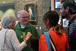 Celebran el retiro del padre Stan Herba