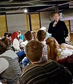 El Obispo Solis habla de inmigración con los jóvenes adultos durante un evento social
