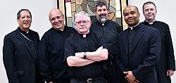 Honran a sacerdotes por sus aniversarios
