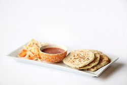 CRS Rice Bowl receta: Pupusas de queso con curtido y salsa roja