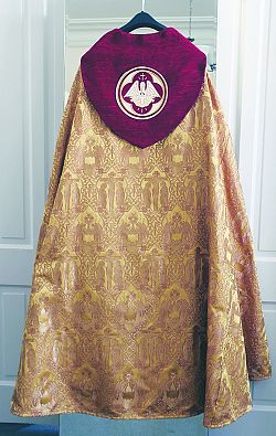 Feligrés hace y dona un dosel para las procesiones Eucarísticas en la Catedral
