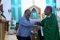 Feligrés de la misión Holy Spirit recibe el Premio 2024 Catholics Can