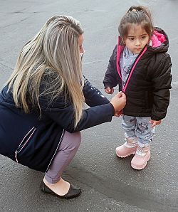 Organizaciones locales Católica colectan donaciones de temporada festiva para los más necesitados
