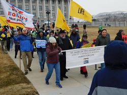 La 10ma Marcha de Utah por la Vida atrajó a cientos al Capitolio de Utah