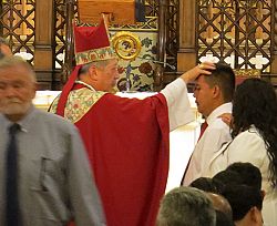 Número récord de adultos reciben el Sacramento de la Confirmación
