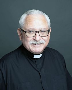 Párroco jubilado se une a la diócesis como sacerdote en residencia